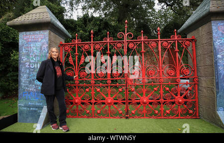 Auf 0001 Freitag, 13. September John Lennons Schwester und Ehrenpräsident der Erdbeere im Feld Projekt Julia Baird, Embargo während der Öffnung des ehemaligen Erdbeerfeld Kinderheim in Liverpool, berühmt durch die Beatles Song, wie es in der Öffentlichkeit zum ersten Mal in 70 Jahren geöffnet. PA-Foto. Bild Datum: Mittwoch, September 11, 2019. Siehe PA Geschichte liebe Erdbeere. Foto: Peter Byrne/PA-Kabel Stockfoto