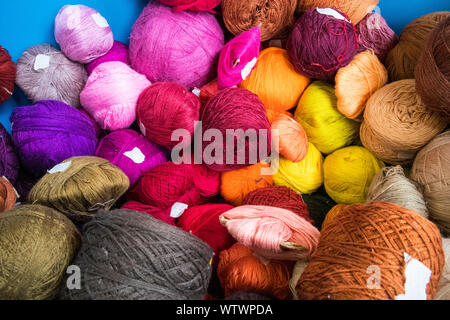 Verschiedene Kugeln von Garn in Guatemala Stockfoto