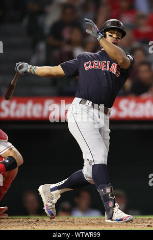 September 11, 2019: Cleveland Indians shortstop Francisco Lindor (12) Uhren als Hit hard hit Segel Foul und in die Menge, die während des Spiels zwischen der Cleveland Indians und der Präfektur Aichi im Angel Stadium in Anaheim, CA, (Foto von Peter Joneleit, Cal Sport Media) Stockfoto