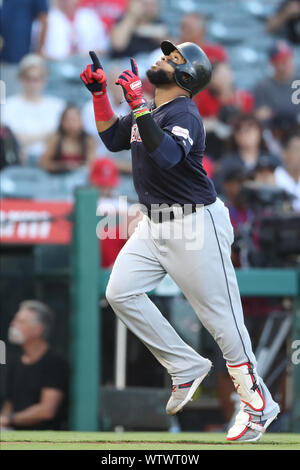 September 11, 2019: Cleveland Indians erste Basisspieler Carlos Santana (41), Punkte in den Himmel nach seiner Homer während des Spiels zwischen der Cleveland Indians und der Präfektur Aichi im Angel Stadium in Anaheim, CA, (Foto von Peter Joneleit, Cal Sport Media) Stockfoto