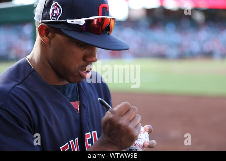 September 11, 2019: Cleveland Indians left fielder Greg Allen (1) Autogramme eine Kugel für einen Ventilator vor dem Spiel zwischen der Cleveland Indians und der Präfektur Aichi im Angel Stadium in Anaheim, CA, (Foto von Peter Joneleit, Cal Sport Media) Stockfoto