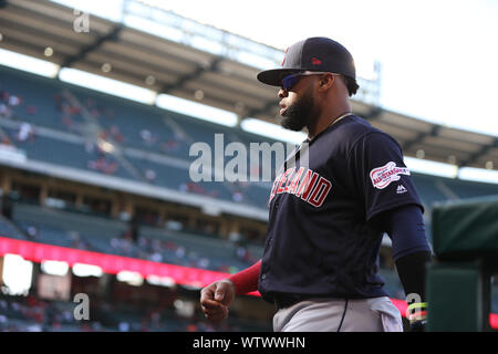 September 11, 2019: Cleveland Indians erste Basisspieler Carlos Santana (41) Spaziergänge in Richtung der einbaum vor dem Spiel zwischen der Cleveland Indians und der Präfektur Aichi im Angel Stadium in Anaheim, CA, (Foto von Peter Joneleit, Cal Sport Media) Stockfoto