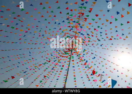 Mehrfarbige Dreieck betet Fahnen auf Thai feier Festival mit Cloud und blauer Himmel. Songkran in Thailand im April. Thai Neujahr nationalen Stockfoto