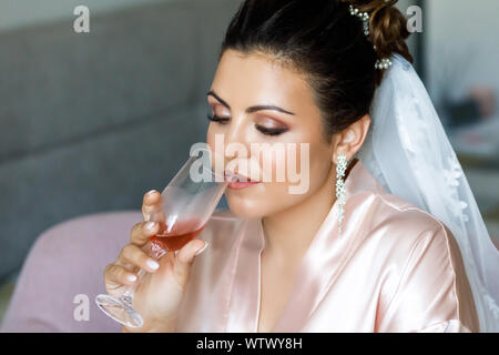 Braut morgen. Die Braut hält ein Glas Champagner in der Hand Stockfoto