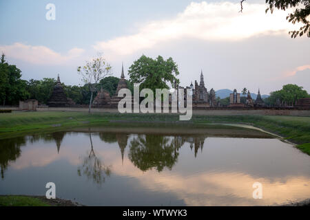 Sonnenuntergang am Wat Mahatat in Sukhothai. Weltkulturerbe der UNESCO in Thailand. In der Vergangenheit, Sukhothai war Thailands Hauptstadt blüht. Die zentrale g Stockfoto