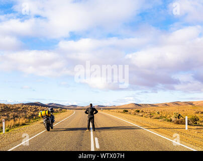 Ein Motorradfahrer sieht auf dem Weg in die Flinders Ranges in Südaustralien Stockfoto