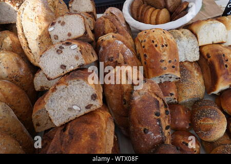 Gesunde und nussig verschiedene hausgemachte Brot im Outdoor maket Stockfoto