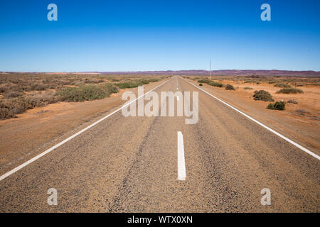 Der einsame Outback Highway in der Nähe von Lyndhurst Stockfoto