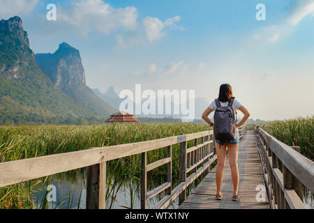 Junge Frau im Park. Sam Roi Yod Nationalpark, Thailand Stockfoto