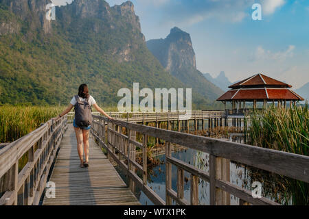 Junge Frau im Park. Sam Roi Yod Nationalpark, Thailand Stockfoto