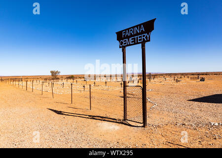 Die menschenleere Outback Stadt Farina, derzeit teilweise von einem Team von Freiwilligen wiederhergestellt wird. Bild zeigt den Friedhof Stockfoto