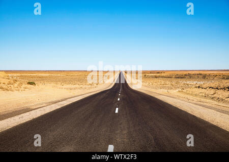 Der einsame Outback Highway in der Nähe von Lyndhurst, South Australia Stockfoto