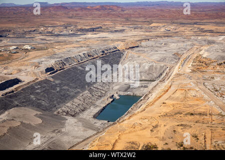 Die nun geschlossene Kohlebergwerk bei Leigh Creek, South Australia, Luftaufnahme Stockfoto