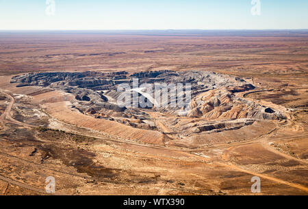 Die nun geschlossene Kohlebergwerk bei Leigh Creek, South Australia, Luftaufnahme Stockfoto