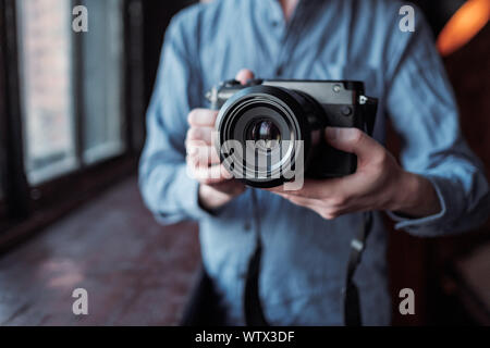 Moskau, Russland - 14. MÄRZ 2019: Fujifilm GFX 50 s Kamera, Fujifilm spiegellosen. Nahaufnahme einer Hand, die eine Kamera. Spiegellosen Kamera schließen in der Hand o Stockfoto