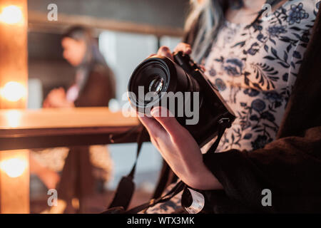 Moskau, Russland - 14. MÄRZ 2019: Fujifilm GFX 50 s Kamera, Fujifilm spiegellosen. Nahaufnahme einer Hand, die eine Kamera. Spiegellosen Kamera schließen in der Hand o Stockfoto