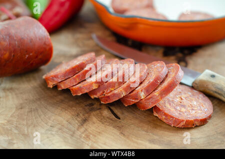 Türkische Wurst sucuk Schichten auf einem Schneidebrett, Nahaufnahme, Stockfoto