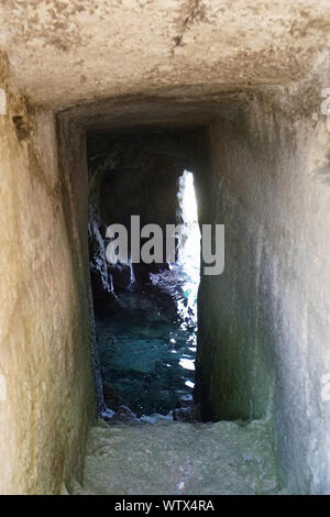 Der Blick in das Innere eines menschlichen gebaut Meer Höhle in Tropea, Kalabrien, Italien im August 2019. Stockfoto