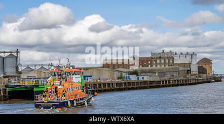 Great Yarmouth, Norfolk, Großbritannien - 08 September 2019. Great Yarmouth und Gorleston offshore Rettungsboot Segeln aus den Fluss hinunter, während die Yarmouth Maritim Stockfoto