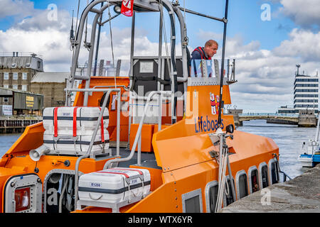 Great Yarmouth, Norfolk, Großbritannien - 08 September 2019. Eine Nahaufnahme von Great Yarmouth und Gorleston offshore RNLI lifeboat und einer der Mannschaft auf Deck am Stockfoto