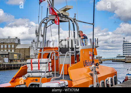 Great Yarmouth, Norfolk, Großbritannien - 08 September 2019. Eine Nahaufnahme von Great Yarmouth und Gorleston offshore RNLI lifeboat und einer der Mannschaft auf Deck am Stockfoto