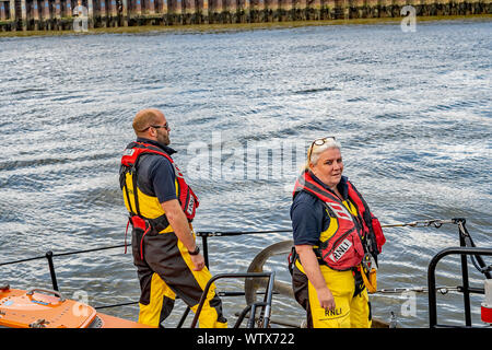 Great Yarmouth, Norfolk, Großbritannien - 08 September 2019. Ein Mann und eine Frau Mitglied der Great Yarmouth und Gorleston RNLI Lifeboat crew stehen an Bord der Dec Stockfoto