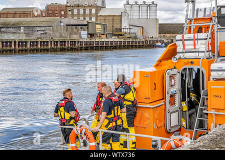 Great Yarmouth, Norfolk, Großbritannien - 08 September 2019. Fünf Mitglieder der Great Yarmouth und Gorleston RNLI Lifeboat crew steht auf dem hinteren Deck des Offs Stockfoto