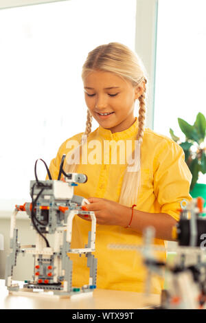 Lächelnd Schülerin arbeitet sie an ihrem Wissenschaft Projekt. Stockfoto