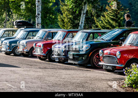 Aspen, USA - 24. Juni 2019: Mini Car Event auf dem Parkplatz mit Fahrzeugen in Snowmass Village, Colorado im Sommer geparkt Stockfoto