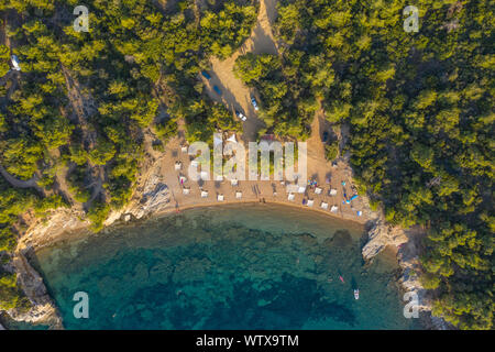 Antenne drone Blick auf Strand Sonnenschirme und Liegen an der Küste in Thassos, Griechenland Stockfoto