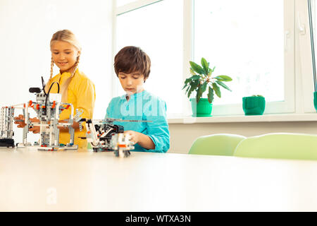 Jungen und Mädchen der Vorbereitung für ihre erste Wissenschaft Ausstellung. Stockfoto