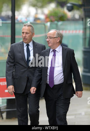 Ian Paisley Jnr MP (DUP: Nord Antrim) und Laurence Robertson MP (Tewkesbury) Ankunft in Downing Street für ein Jahr an der Nummer 10, 2. September 201 Stockfoto