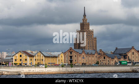 Lettische Akademie der Wissenschaften von River, Riga Stockfoto