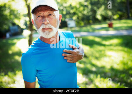 Reifer Mann im Freien trainieren Herz-Kreislauf-Erkrankungen und Herzinfarkt zu verhindern Stockfoto
