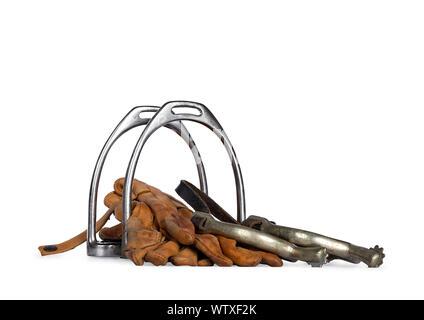 In der Nähe von Studio shot der westlichen Pferd, Sporen, Steigbügel und Leder Reithandschuhe auf weißem Hintergrund. Stockfoto