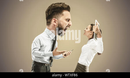 Wütend Geschäftsmann an Mitarbeiter im Büro zu schreien. Kaukasische Frau unter Druck und agressia von ihrem Chef. Büro- und Problem, corporate, business Konzept. Stockfoto