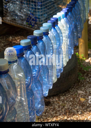 Zusammensetzung mit Kunststoff Flaschen Mineralwasser. Kunststoffabfälle Konzept Stockfoto