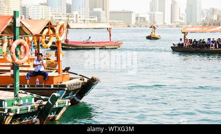 Dubai, Vereinigte Arabische Emirate - 11 November, 2018: Wassertaxis sind den ganzen Tag lang auf dem Dubai Creek beschäftigt, den Transport von Menschen von einer auf die andere Seite von o Stockfoto