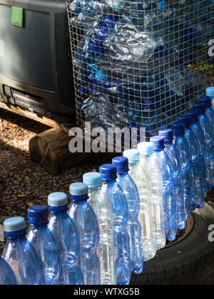 Zusammensetzung mit Kunststoff Flaschen Mineralwasser. Kunststoffabfälle Konzept Stockfoto