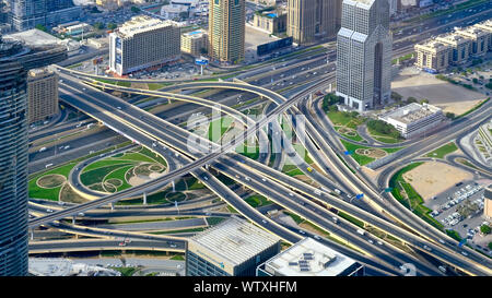 Dubai, Vereinigte Arabische Emirate - 31. Oktober, 2018: Luftaufnahme von der berühmten Wolkenkratzer Burj Khalifa, große Autobahnkreuz. Stockfoto