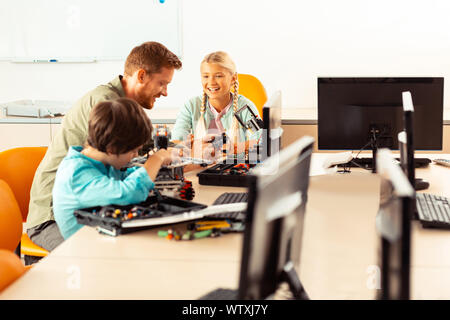 Fröhliches Mädchen scherzen während ihrer Schule Wissenschaft Lektion. Stockfoto