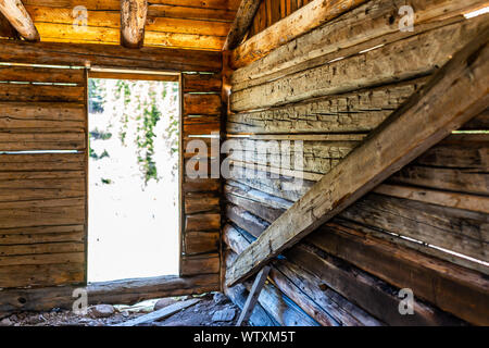 Independence Pass Bergbau Gebiet Holz- Cabin Interior in White River National Forest in Colorado Stockfoto