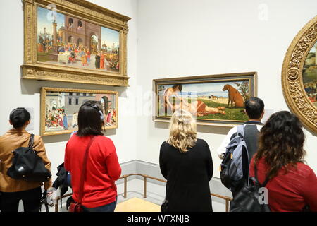 Besucher Studium der Malerei ein Satyr Trauer um eine Nymphe der italienischen Renaissance Maler Piero di Cosimo in der National Gallery, London, UK Stockfoto