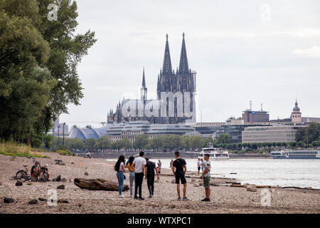 Blick von den Ufern des Rheins in der dirstrict Deutz in den Dom, Köln, Deutschland. Blick vom Rheinufer in Deutz zum Dom, Köln, Deutschland. Stockfoto