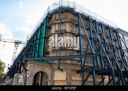 Das Dom-Hotel in der Kathedrale werden komplett renoviert, stabilisiert und gesicherte historische Fassade, Köln, Deutschland. September 2019. Das Dom-Hot Stockfoto