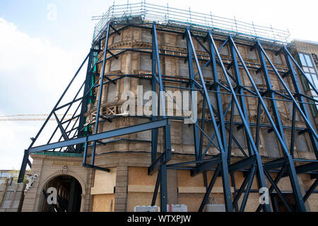 Das Dom-Hotel in der Kathedrale werden komplett renoviert, stabilisiert und gesicherte historische Fassade, Köln, Deutschland. September 2019. Das Dom-Hot Stockfoto