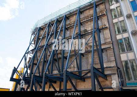 Das Dom-Hotel in der Kathedrale werden komplett renoviert, stabilisiert und gesicherte historische Fassade, Köln, Deutschland. September 2019. Das Dom-Hot Stockfoto