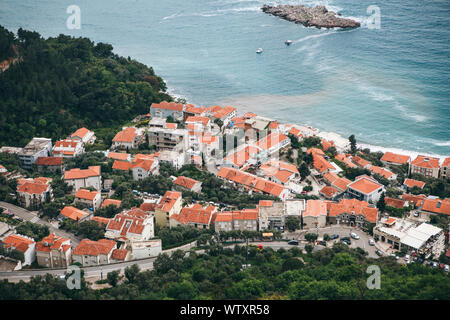 Der schöne Blick aus der Vogelperspektive auf das Meer, die Insel- und Küstenregionen Stadt in Montenegro. Stockfoto