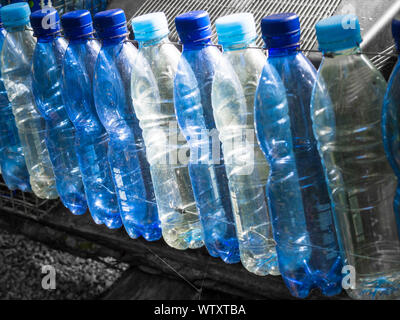 Komposition mit Kunststoff-Flaschen Mineralwasser. Kunststoff-Abfälle Stockfoto
