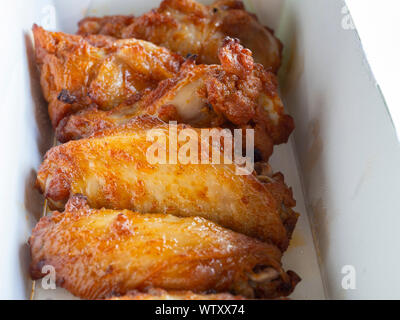 Nahaufnahme der Fried Chicken Wings in der Lieferung Karton Stockfoto
